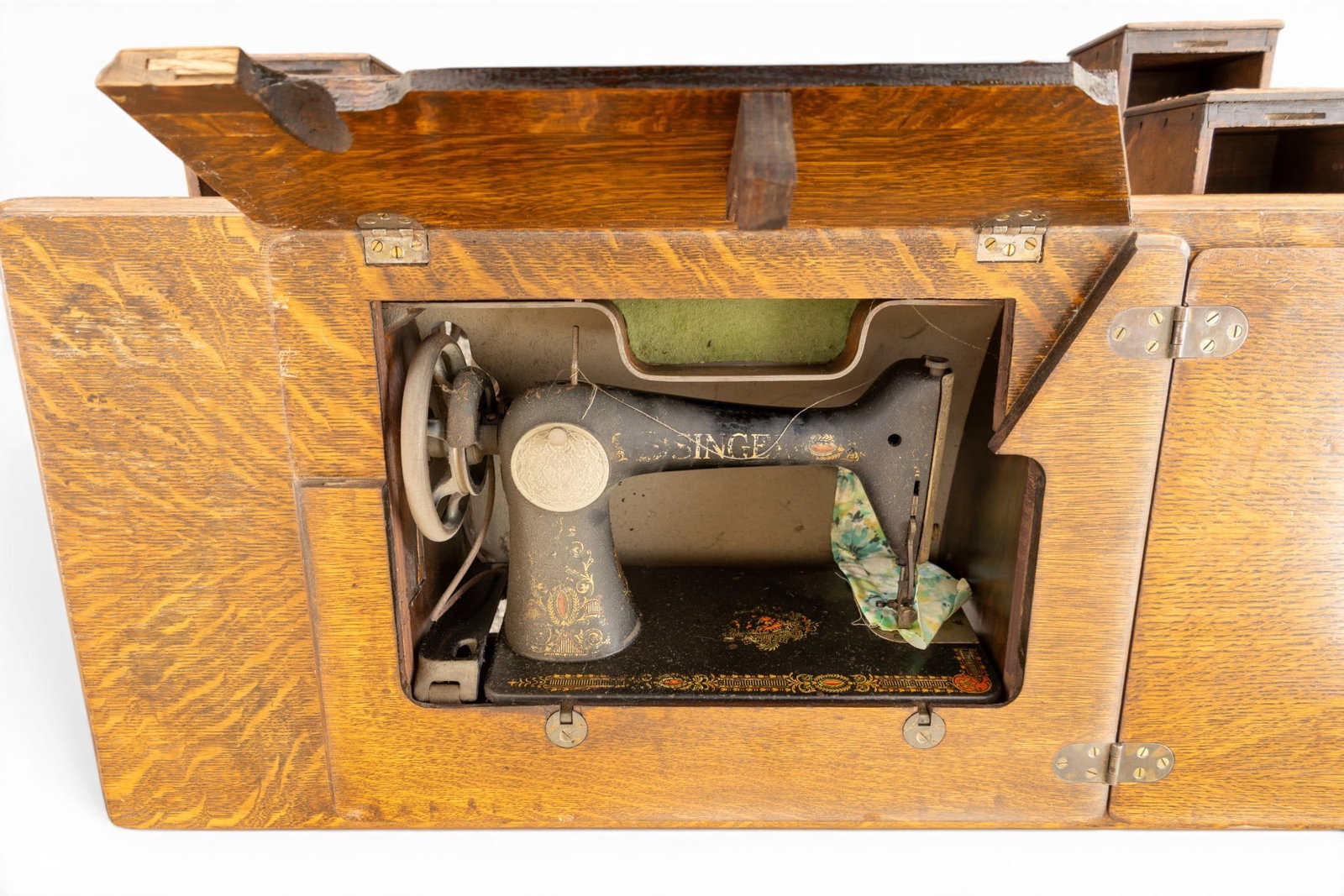 Singer Treadle Sewing Machine in Cabinet - 11