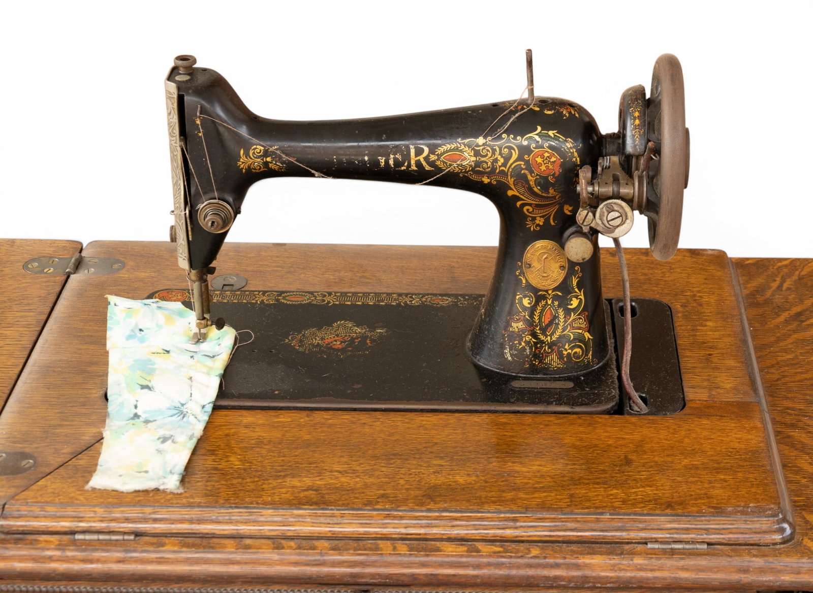 Singer Treadle Sewing Machine in Cabinet - 3