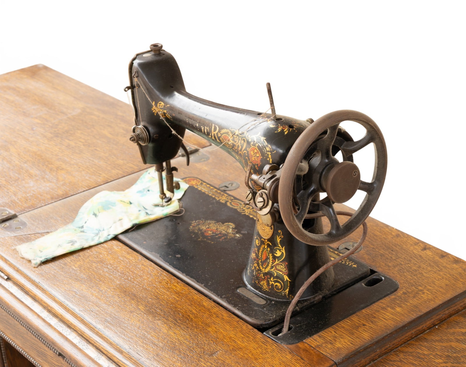 Singer Treadle Sewing Machine in Cabinet - 4