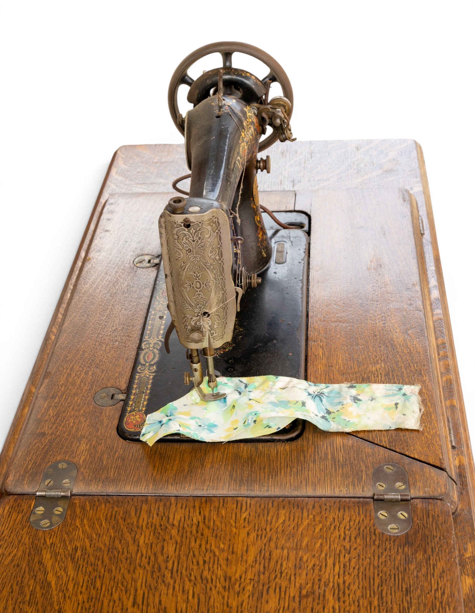 Singer Treadle Sewing Machine in Cabinet - 5
