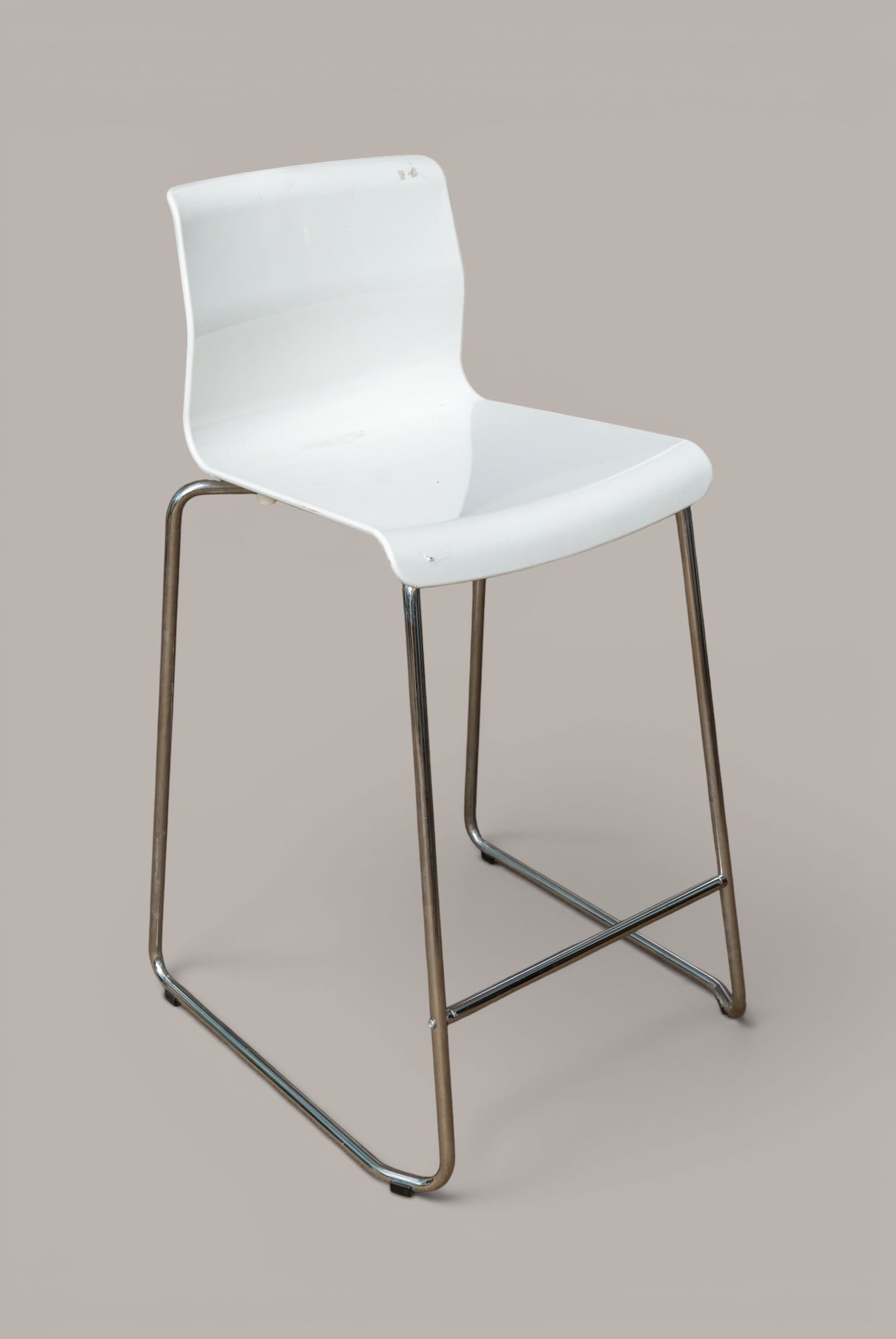 IKEA Glenn White Bar Stool: IKEA "Glenn" molded white plastic bar stool with chrome tubular metal frame. Marked to underside with original IKEA label. Contemporary design. Measures approx. 16.5" W x 15" D x 35.5" H.