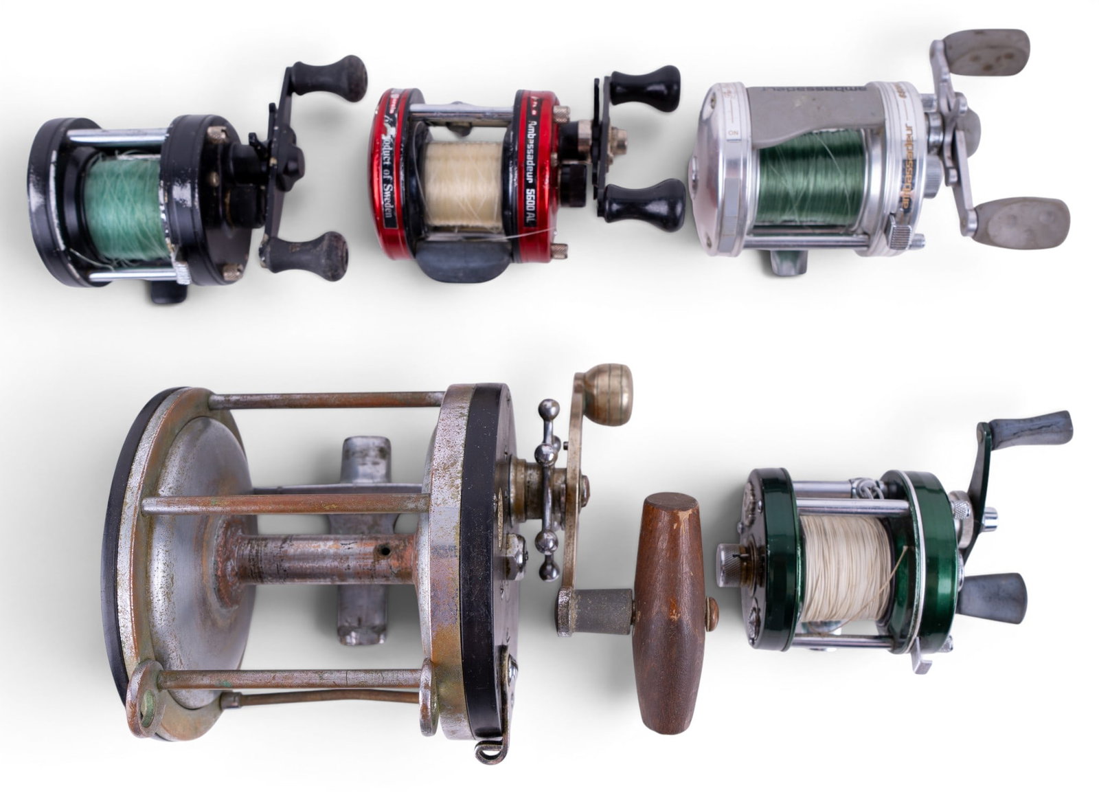 5 Vintage Fishing Reels, Abu Garcia, Pflueger: 5 vintage fishing reels including an Abu Garcia Ambassadeur 5000D baitcasting reel, Abu Garcia Ambassadeur 5600AL baitcasting reel, Pflueger Templar No. 1420 1/2 conventional reel, and 2 additional