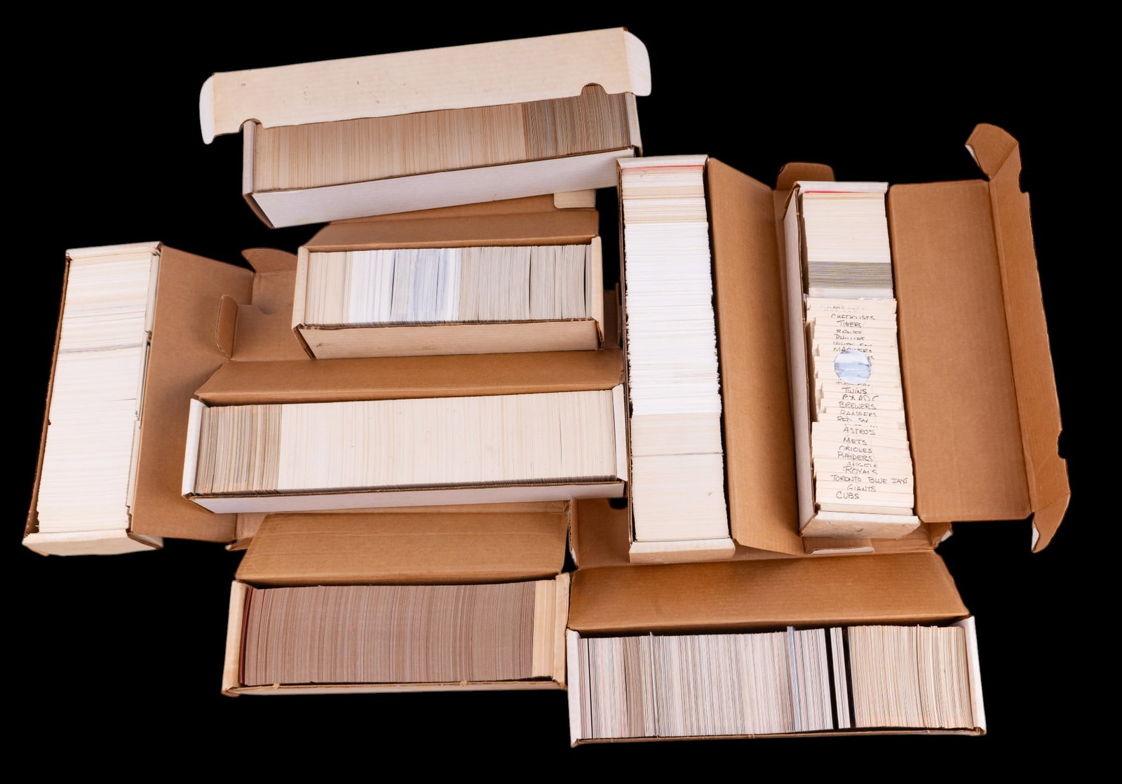 Topps, Fleer, Upper Deck, Score, Baseball Cards: Hundreds of baseball cards including Topps, Score, Upper Deck, Fleer, and others. 7 sleeves, years ranging from the 80s to 90s and possibly others. Grouping also includes sleeve of football cards