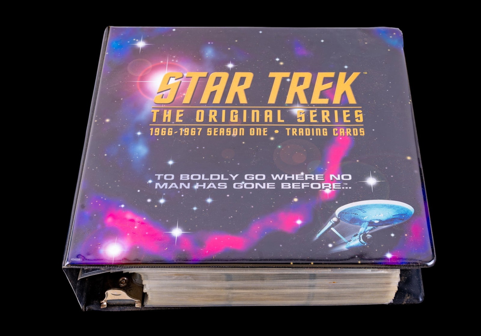 Collection of Star Trek Trading Cards Approx 600: Collection of Star Trek Trading Cards Approx 600 housed in a binder.