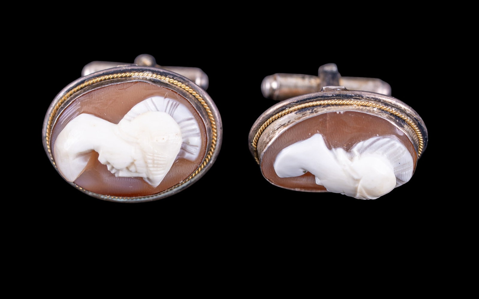 800 Silver Cameo Cufflinks: A pair of antique 800 purity silver cufflinks featuring carved cameos depoicting a Roman soldier. Total weight is approx. 0.35oz.