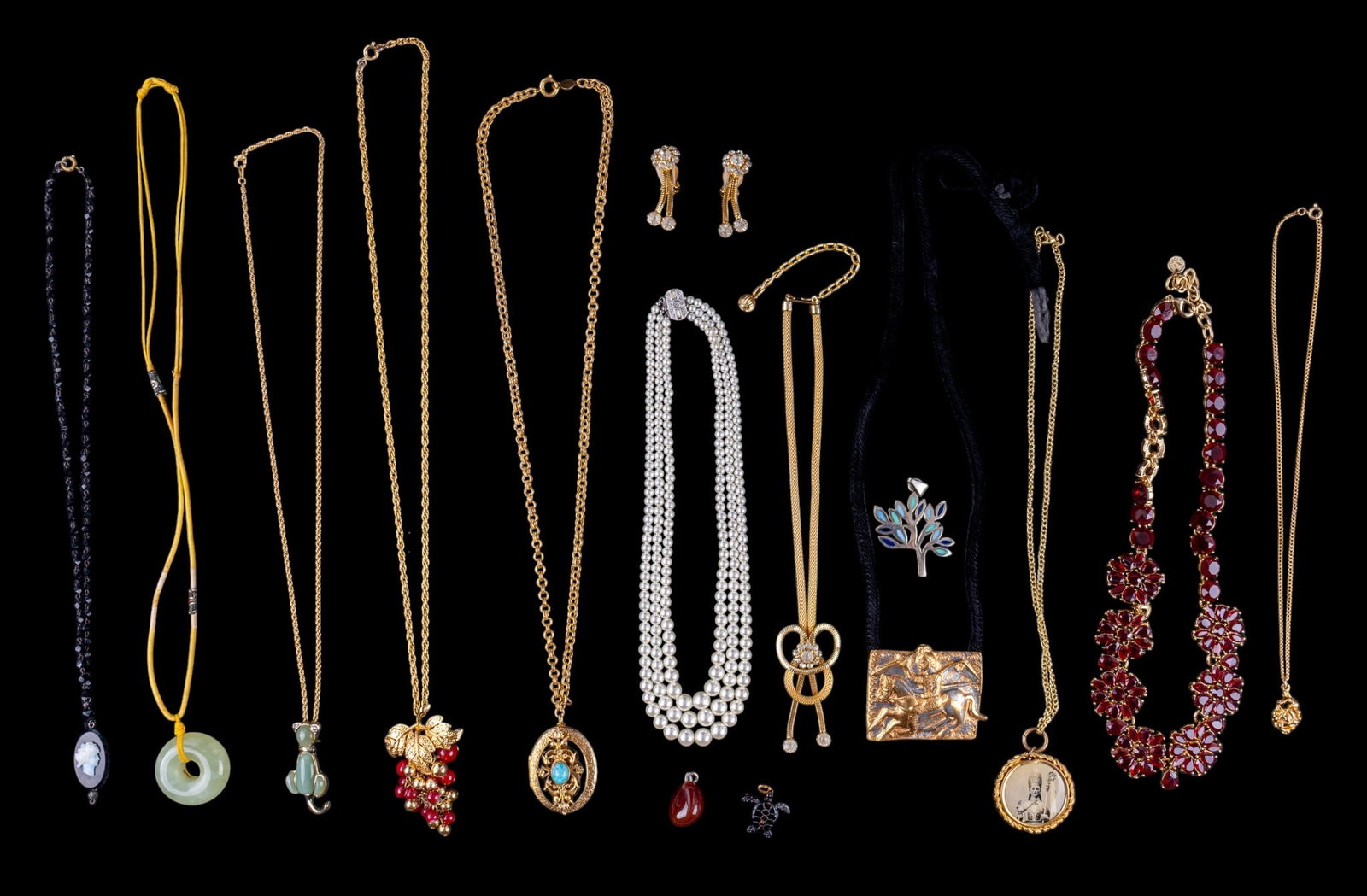Costume Necklaces and Pendants (1 of 11)