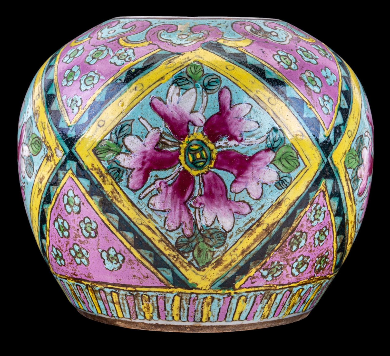 Period Chinese Famille Rose Turquoise Ginger Jar: Antique Chinese Peranakan (Straits Chinese) porcelain ginger jar, dating to late-19th or early-20th century. Globose vessel features vibrant turquoise-ground field punctuated by pink lotus blossoms an