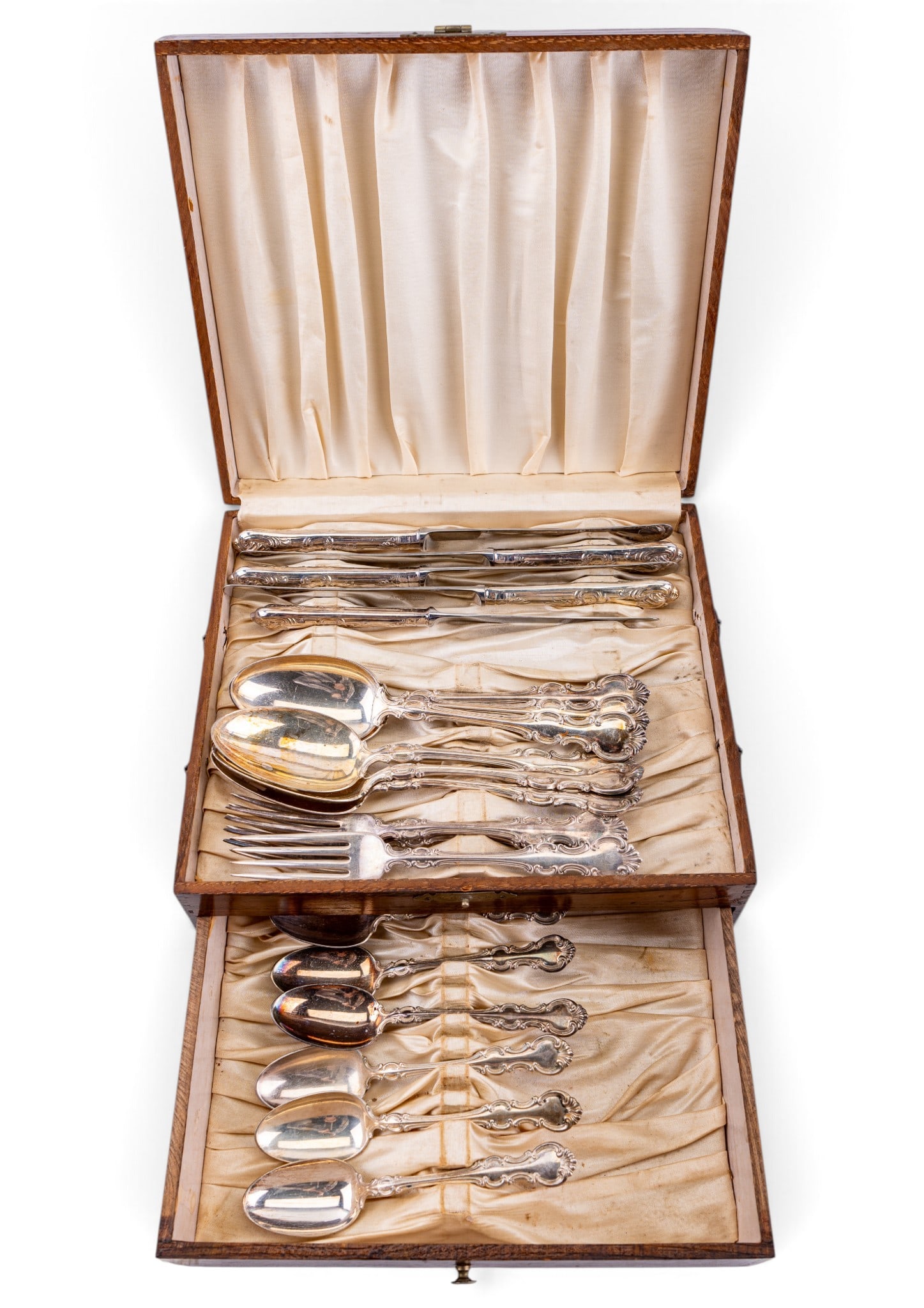 Wallace Silverplate Flatware and Case: A collection of Wallace silver plate flatware in the Troy pattern including four dinner forks, six table spoons, six tea spoons, five Arthur Price dinner knives in the Kings pattern, and a small silk 