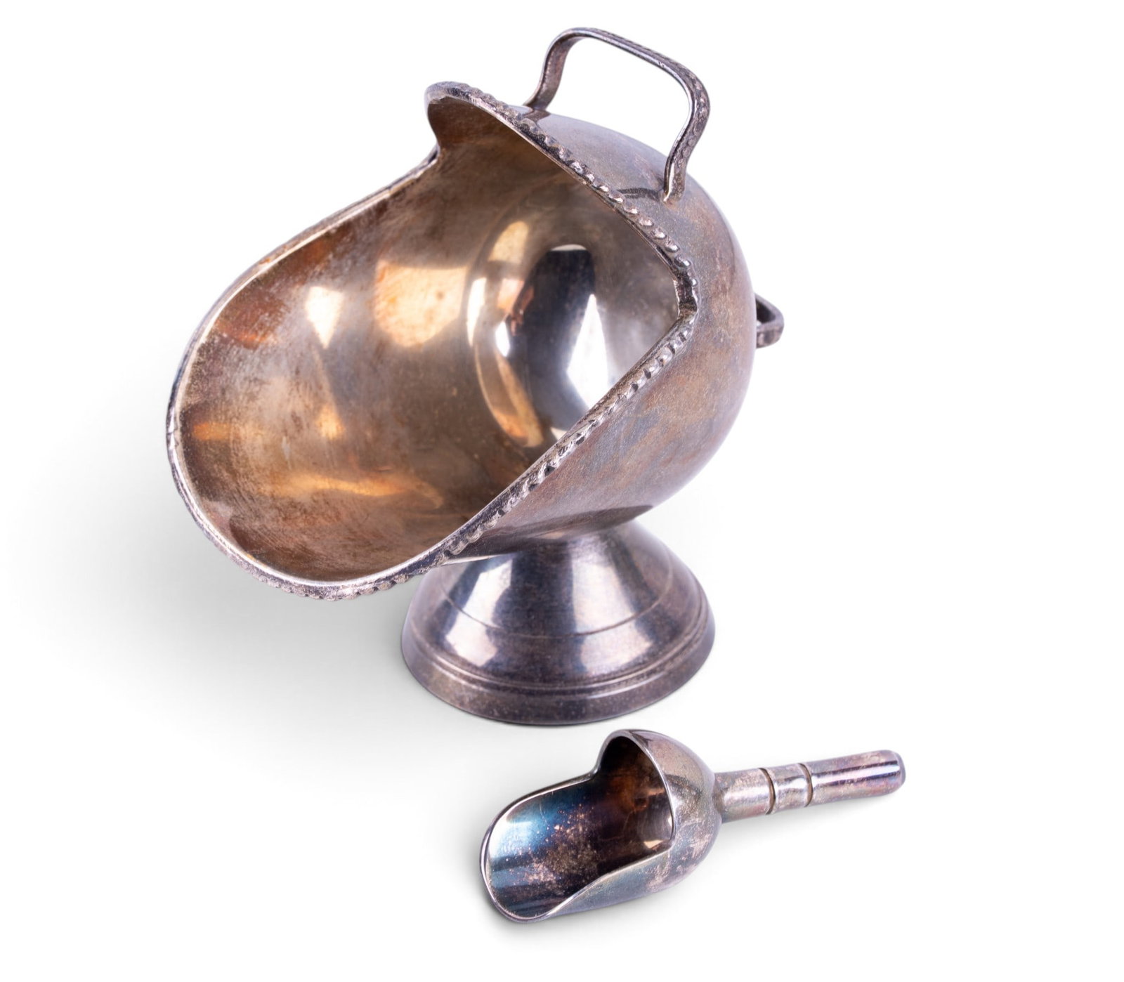 Vintage SP Sugar Set in Velvet Box: International Silver Company sugar plate and scoop. Comes in velvet box. Vintage. Measures approx. 3.75" H x 6.25" W x 5.5" diameter.