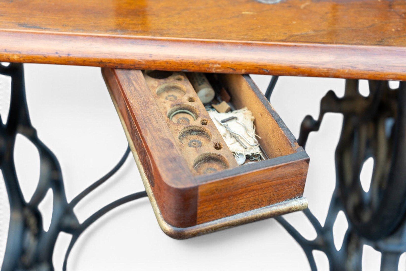 19th C Standard Sewing Machine and Table - 8