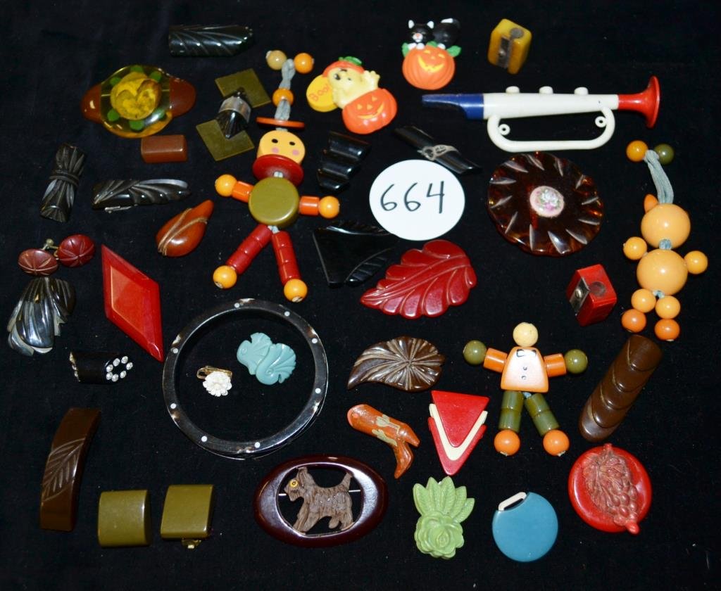Bakelite Jewelry.: Tray of bakelite and other early plastics including bangles, pins and more.