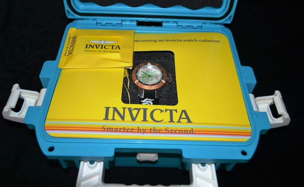 Invicta Watch and Hard Case: Invicta "Subaqua Noma 3" with Dragon motif and pearlized back, in a blue Limited Edition case
