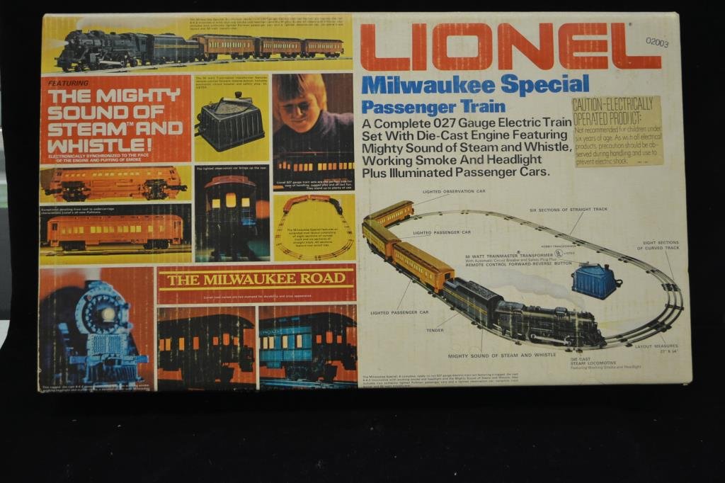 Lionel Milwaukee Special Passenger Train Set: Complete O 27 electric train set with die cast engine, featuring the mighty sound of steam and whistle, working smoke and illuminated passenger cars 6-1387 appears to be complete in box