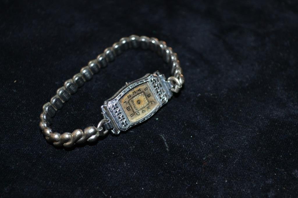 Watch Lot: Large Lot of over 40 watches, includes a 1987 Kermit watch, a ladies with a 14K case and a 10K GF ladies watch (both Bulova)