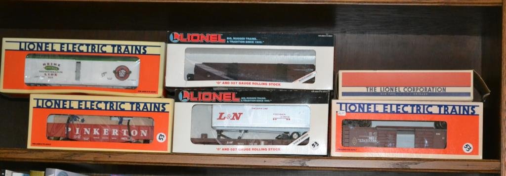 Lionel Train Cars and Accessories: Train car grouping includes; Lionel car grouping including; PA double-door boxcar #6-9456, PA RR Gondola, Heinz Reefer #6-1687, PA RR Flatcar, Lewisville Nashville flat car with trailer #6-16357, Anim