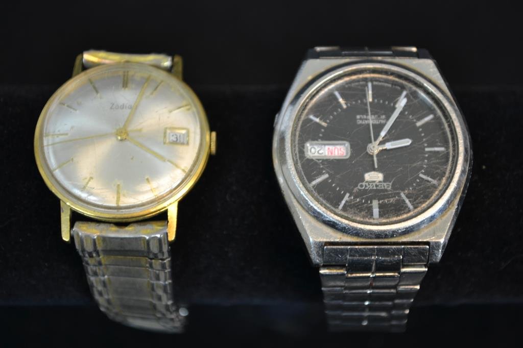 Zodiac and Seiko Men's Watches: Two men's watches including; a Zodiac mans watch with calendar (lens has some scratches) and a Seiko mans watch with calendar, marked 21 Jewels; both appear to be working