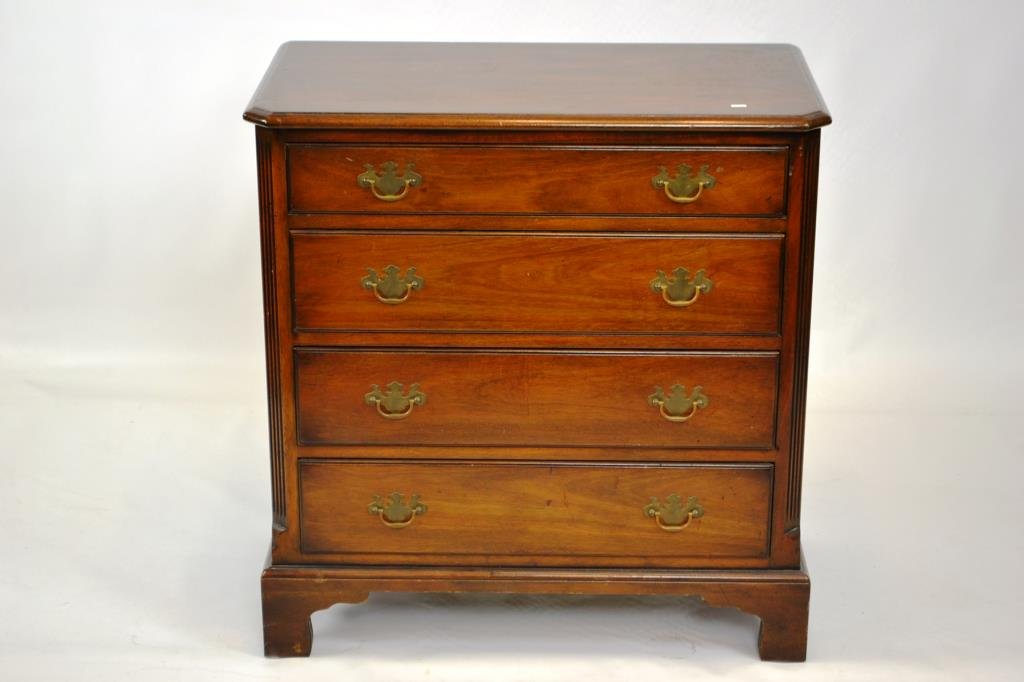 Kittinger Mahogany Chippendale Style Chest of Drawers: Kittinger Mahogany Chippendale style chest of drawers 30"H x 29"W x 16 Â½"D