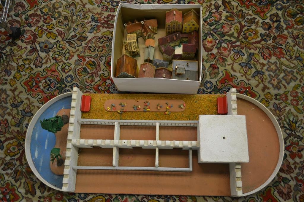Early 20th C Model Zoo: Early 20th C zoo toy based on a Victorian zoo - measures 15" x 40" along with a group of model paper village in HO scale
