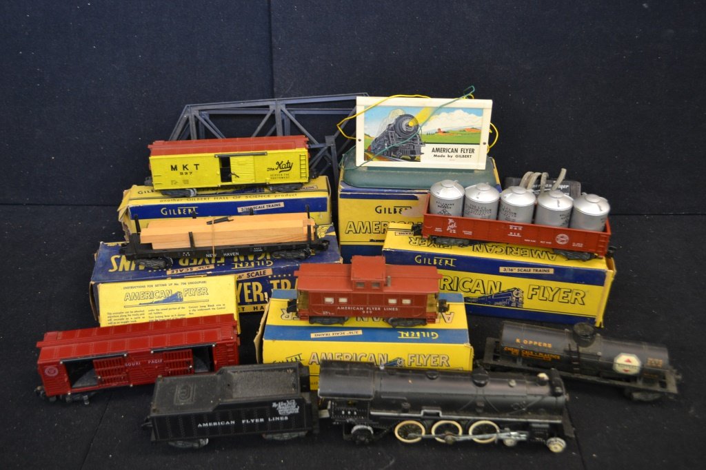 American Flyer NY, New Haven & Hartford: American Flyer NY, New Haven & Hartford Steam engine and tender, 6 freight cars, steam American flyer whistling billboard and accessories