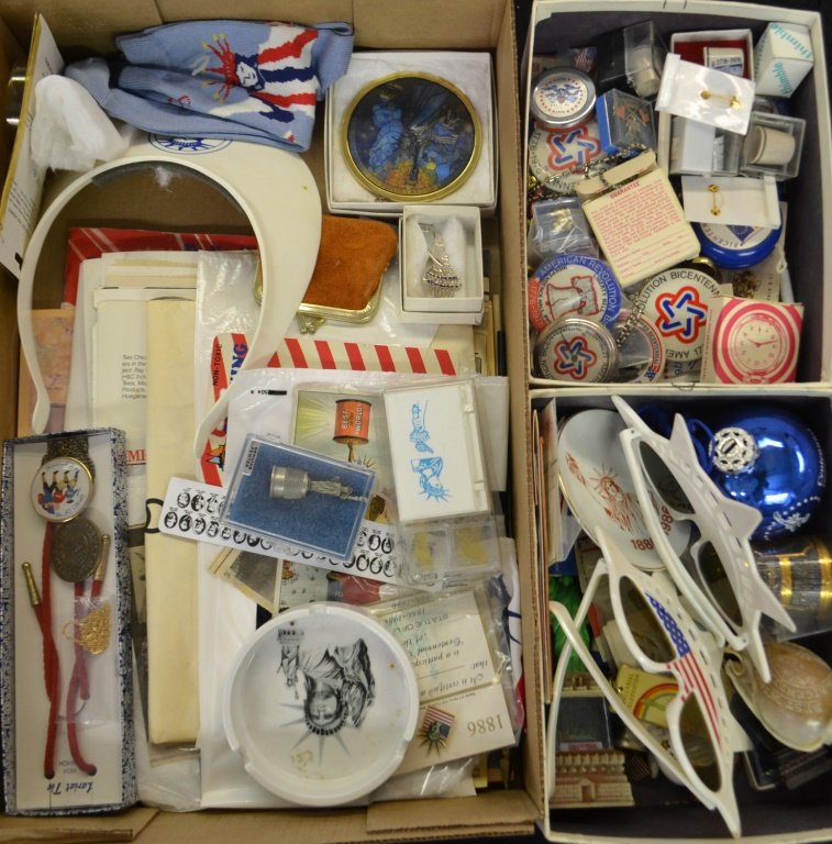 Grouping Of American Bicentennial Souvenirs: American Bicentennial Souvenirs including glasses, Statue ofLliberty figures, carved shell buttons, thimbles, pins, ashtrays, socks, statue of liberty items,