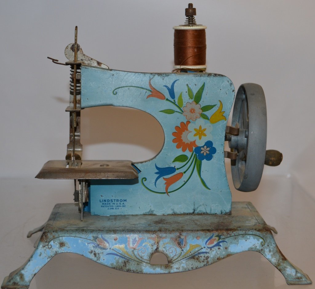 Lindstrom Child's Toy Sewing Machine (1 of 4)