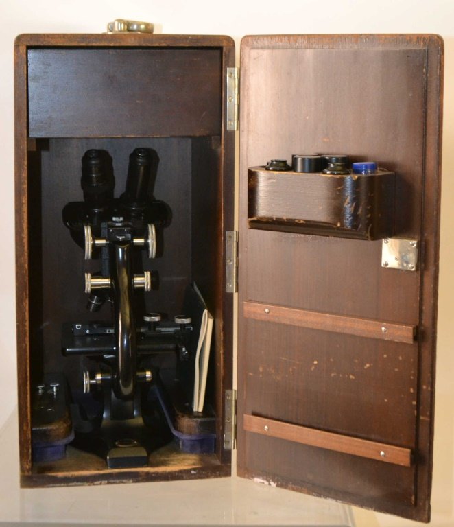 Early 20thC Spencer Microscope (1 of 4)