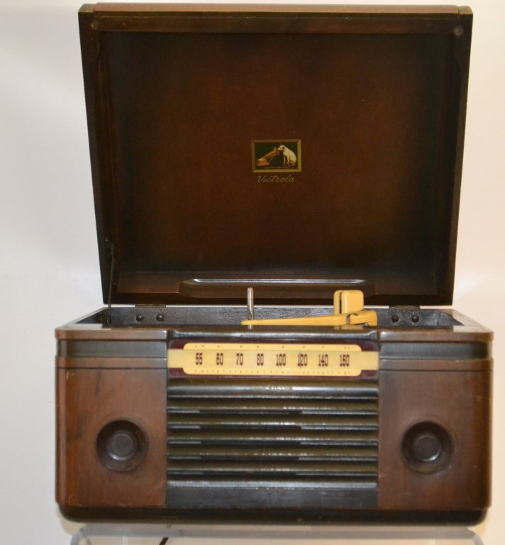 VCA Victor Radio with Record Player Bakelite Nobs (1 of 3)