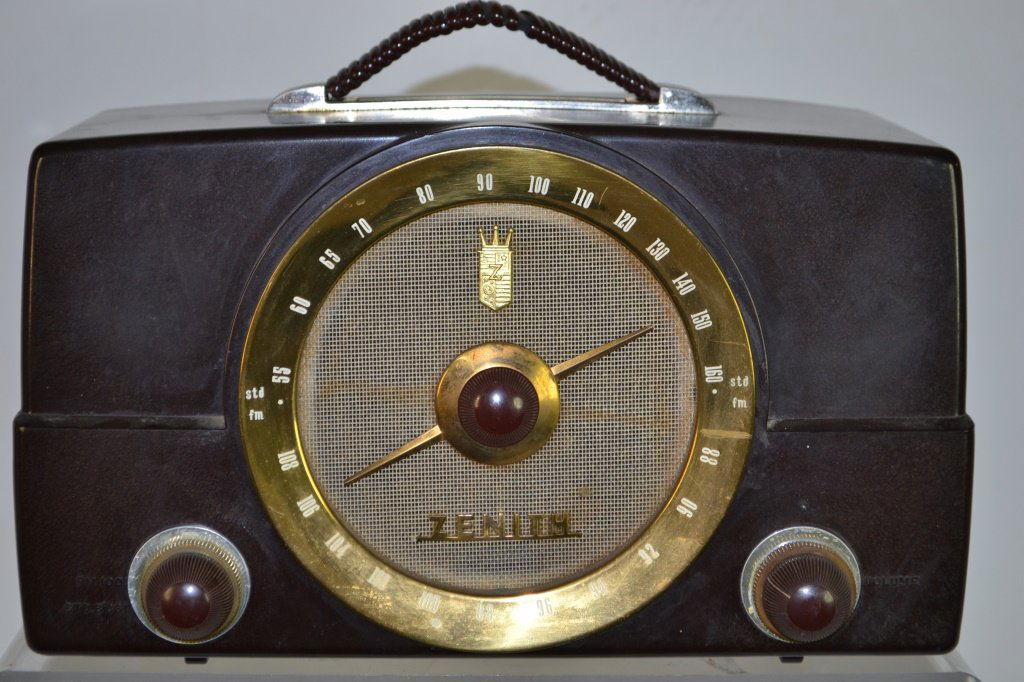 Working Zenith Tube Radio (1 of 3)
