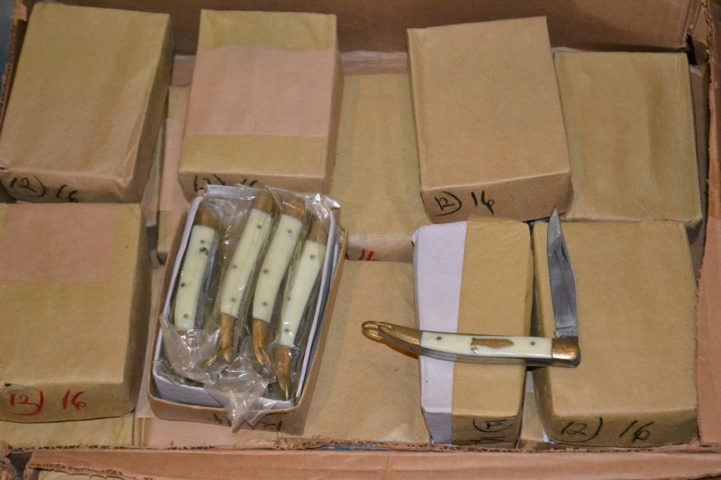 16 Dozen Medium Fishing Knives (1 of 1)