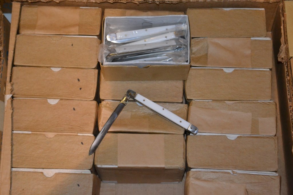 18 Dozen Straight Folding Pocket Knives (1 of 2)