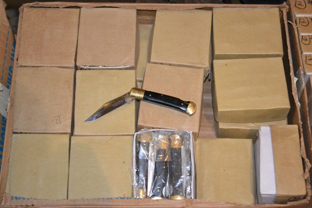 24 Dozen Drop point Pocket Knives (1 of 2)