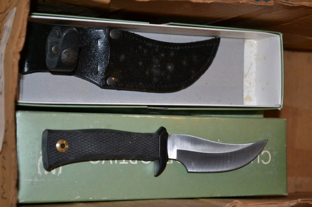 8 Muela Hunting Knives (1 of 1)