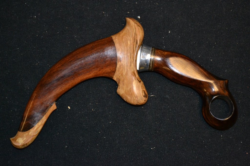 Aquila Wood Handle and Sheath Dagger Karambit: Aquila Wood Handle and Sheath Dagger Karambit with stainless polished blade with etched leaf design, wooden handle and wood sheath ; 5 inch blade, 9 in overall made in Indonesia