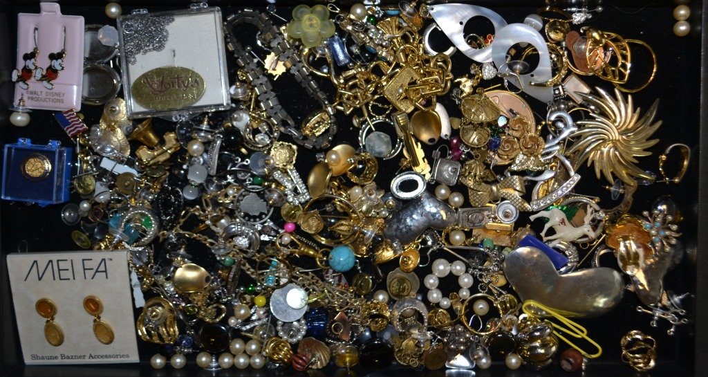 Assorted Lot of Vintage Costume Jewelry: Assorted Lot of Vintage Costume Jewelry including: Earrings, Pins, Charm Bracelet, Locket, Pendant, etc.