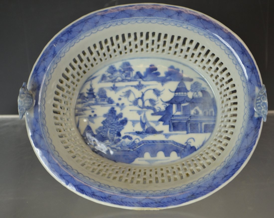 Chinese Export Chestnut Basket Canton: Chinese Export Chestnut Basket Canton measuring 3.5" x 8.5" x 7.25"