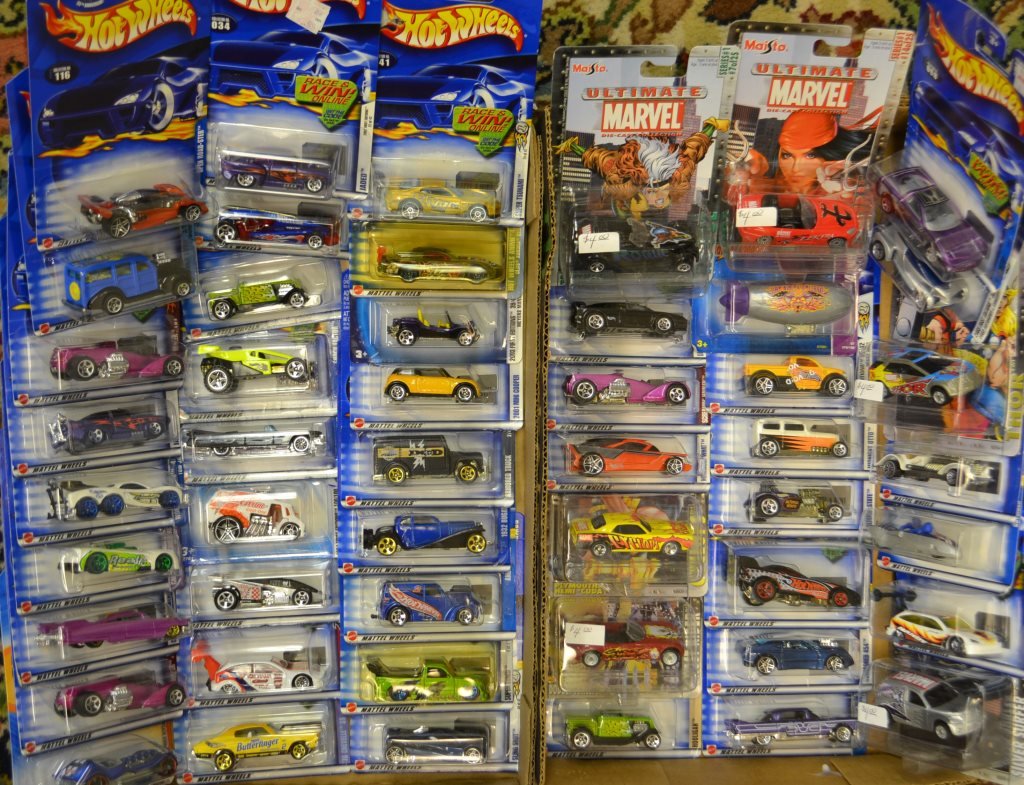 50 Hot Wheels and Maisto Die Cast Cars: Approx 50 Hot Wheels and Maisto Die Cast Cars in Original Card Back Bubble Displays