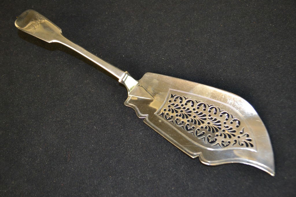 William IV Fish Slice, London 1835 by David Philli (1 of 3)