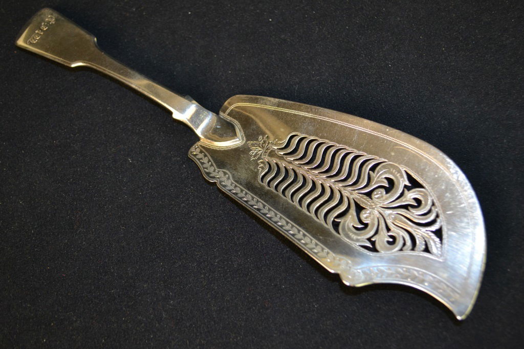GEO IV Fish Slice, London 1825 by Thomas Wallis (1 of 4)