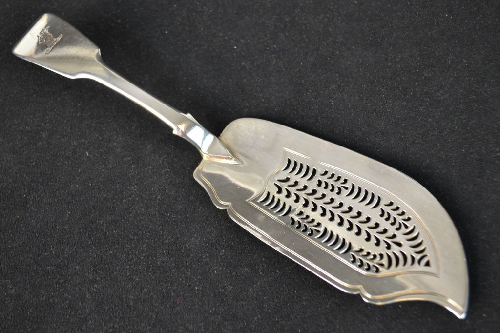 GEO IV Fish Slice, London 1821 Henry & Charles Day (1 of 4)