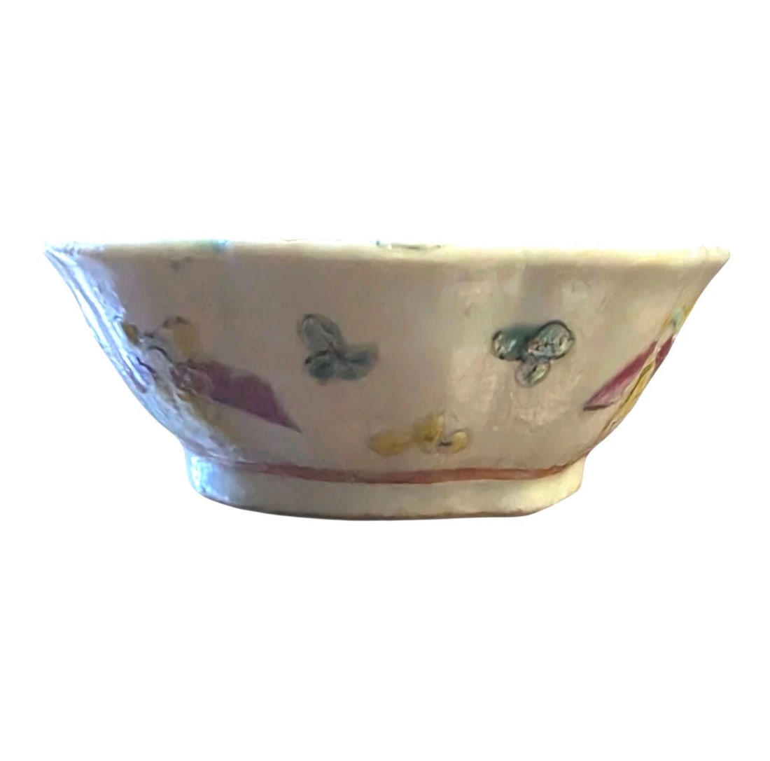 Vintage Chinese Famille Rose Turquoise Porcelain Scallaped Edge Bowl: Up for auction is a beautiful vintage Chinese Famille Rose porcelain bowl featuring a striking turquoise glaze and an elegant scalloped edge design. This finely crafted decorative bowl showcases the c