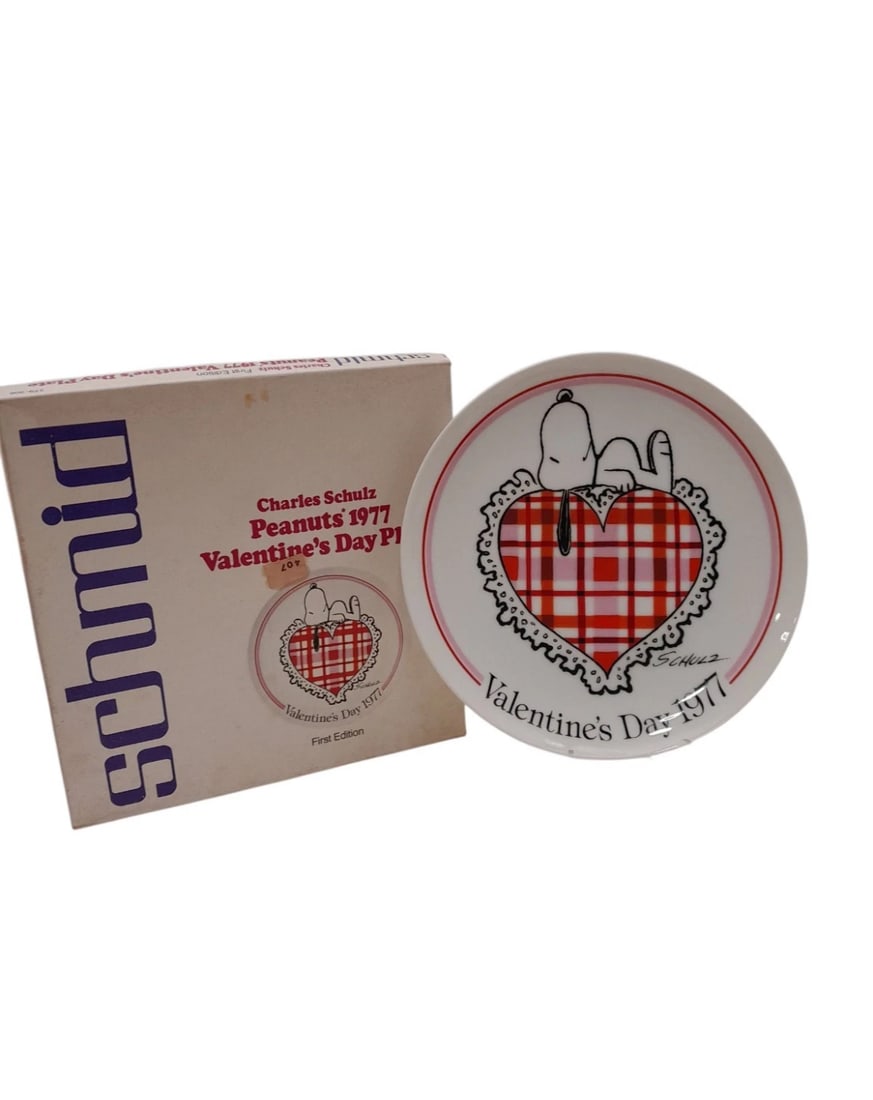 1977 Peanuts Valentine's Day Plate - Schmid First Edition Snoopy Plaid Heart Plate with Box: Celebrate retro romance with this official first edition 1977 Peanuts Valentine's Day collector plate. The charming design shows Snoopy resting atop a large red, pink, and white plaid heart framed by 