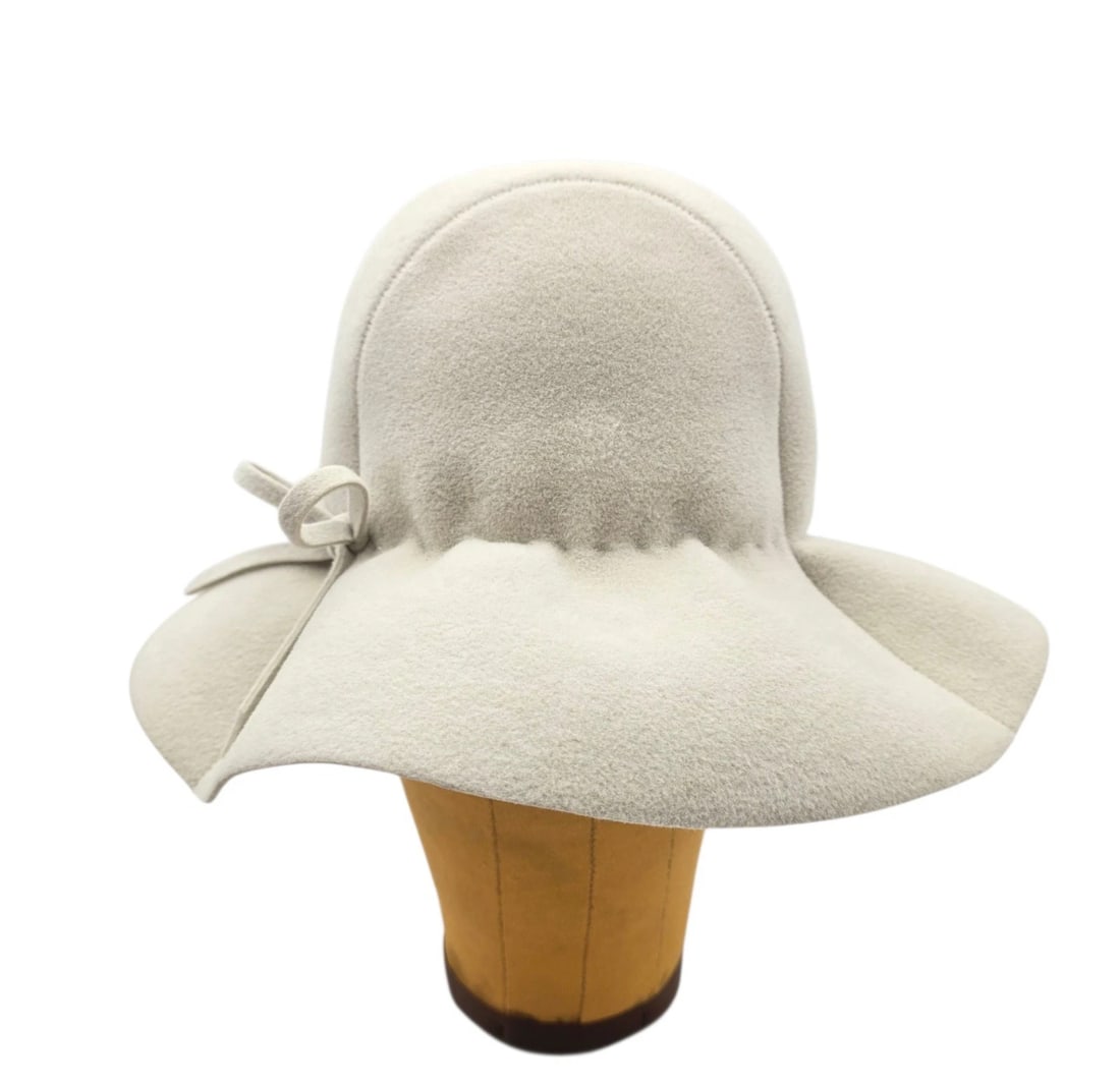 Vintage Union Made Hess's Allentown Pa Brim Felt Cream White Hat With Bow OnSide: A classic, sophisticated women's cloche hat in a versatile light gray/cream colorway. This hat features a wonderfully structured crown and a soft, slightly asymmetrical down-sloping brim that frames t