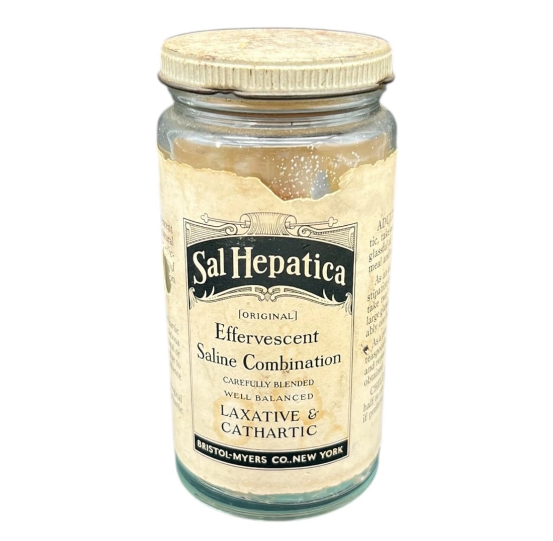 Bristol-Myers Sal Hepatica Effervescent Salone Combinati Jar Paper Label: A rare, highly collectible piece of authentic early 20th-century pharmacy history. This clear glass apothecary jar features its original, heavily aged paper label for "Sal Hepatica [Original] Efferves