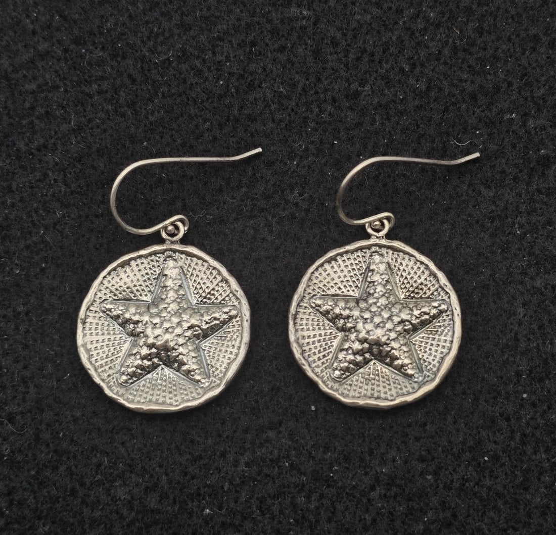 Rustic Style Star Medallion Dangle Earrings Hammered Finish 925 Israel: beautiful pair of vintage sterling silver dangle drop earrings on simple wire hooks. Each round coin-style charm features a heavily textured, realistic five-point starfish or sea star design set again