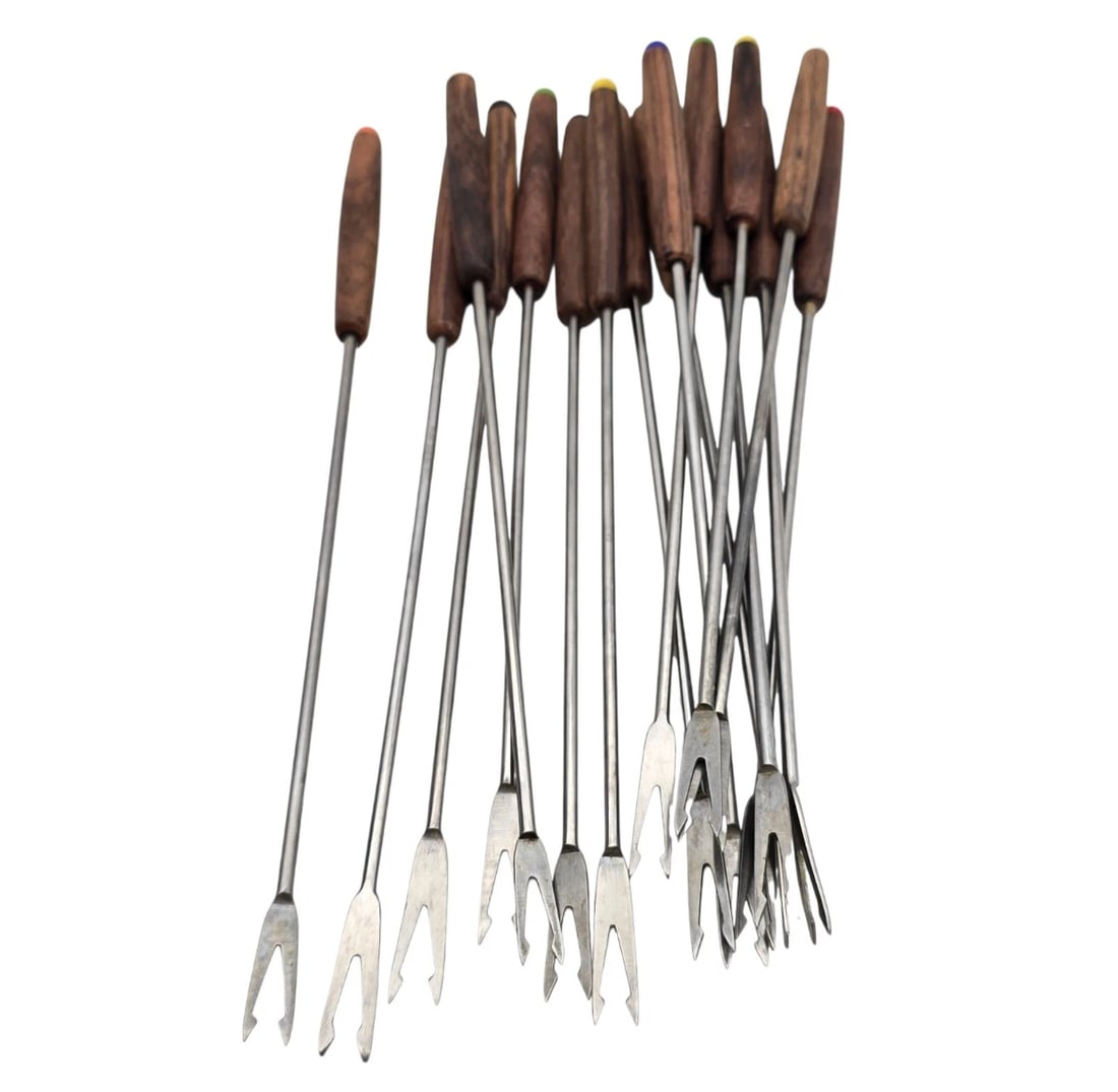Set of 16 Vintage Wooden Handle Color Coded Fondue Forks: A massive estate bulk lot of 14 vintage mid-century modern fondue forks. Each long-reach stainless steel skewer features a dual-prong tip and a classic tapered solid wood handle. The handles are toppe
