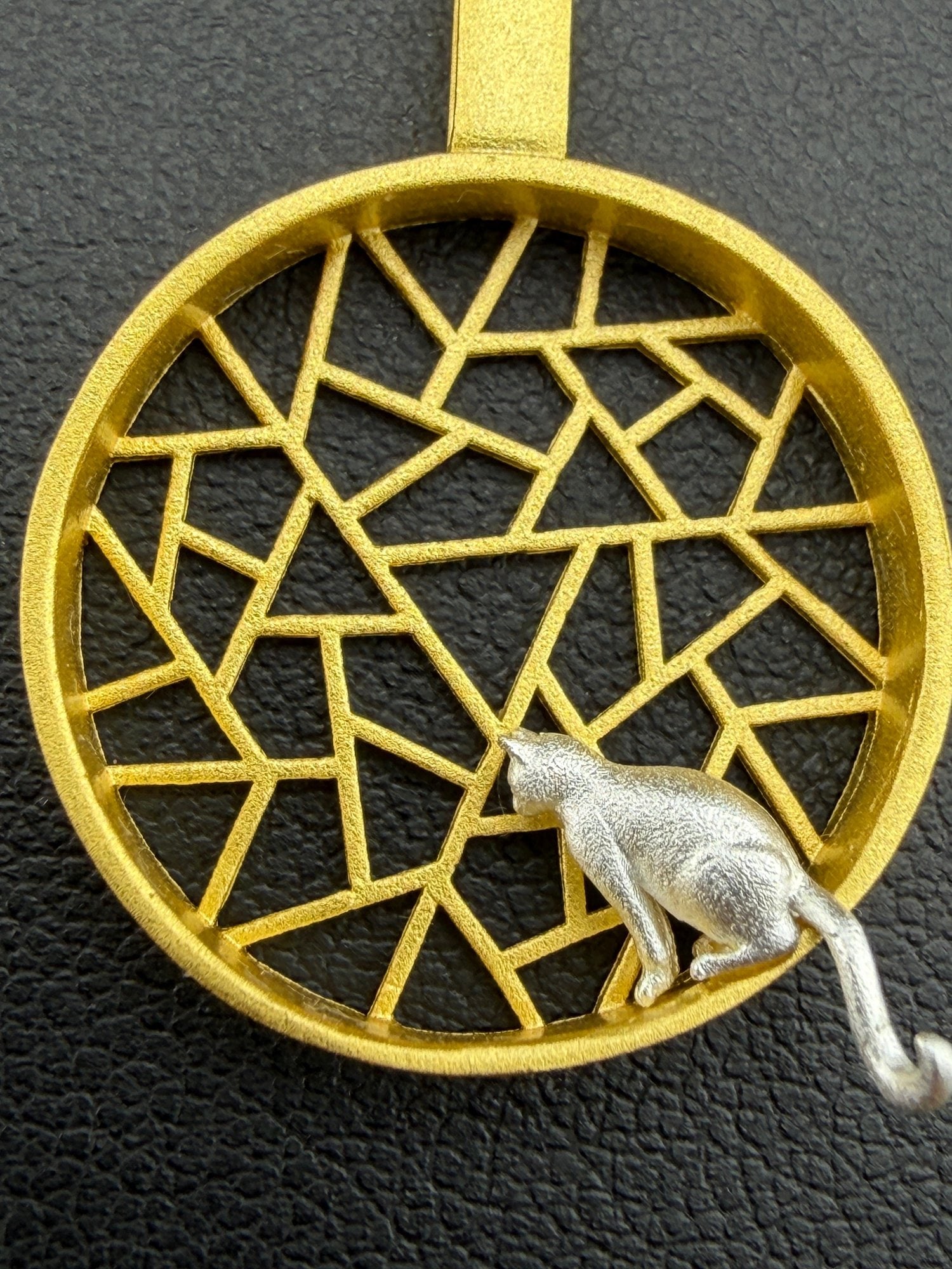 Cat Pendant Brand New Solid 925 Sterling Silver Stamped Gold Electroplated: Please refer to the title and photos for the item description and condition. If you have any questions, please do not hesitate to contact us before placing your bid.We offer combined in-house shipping
