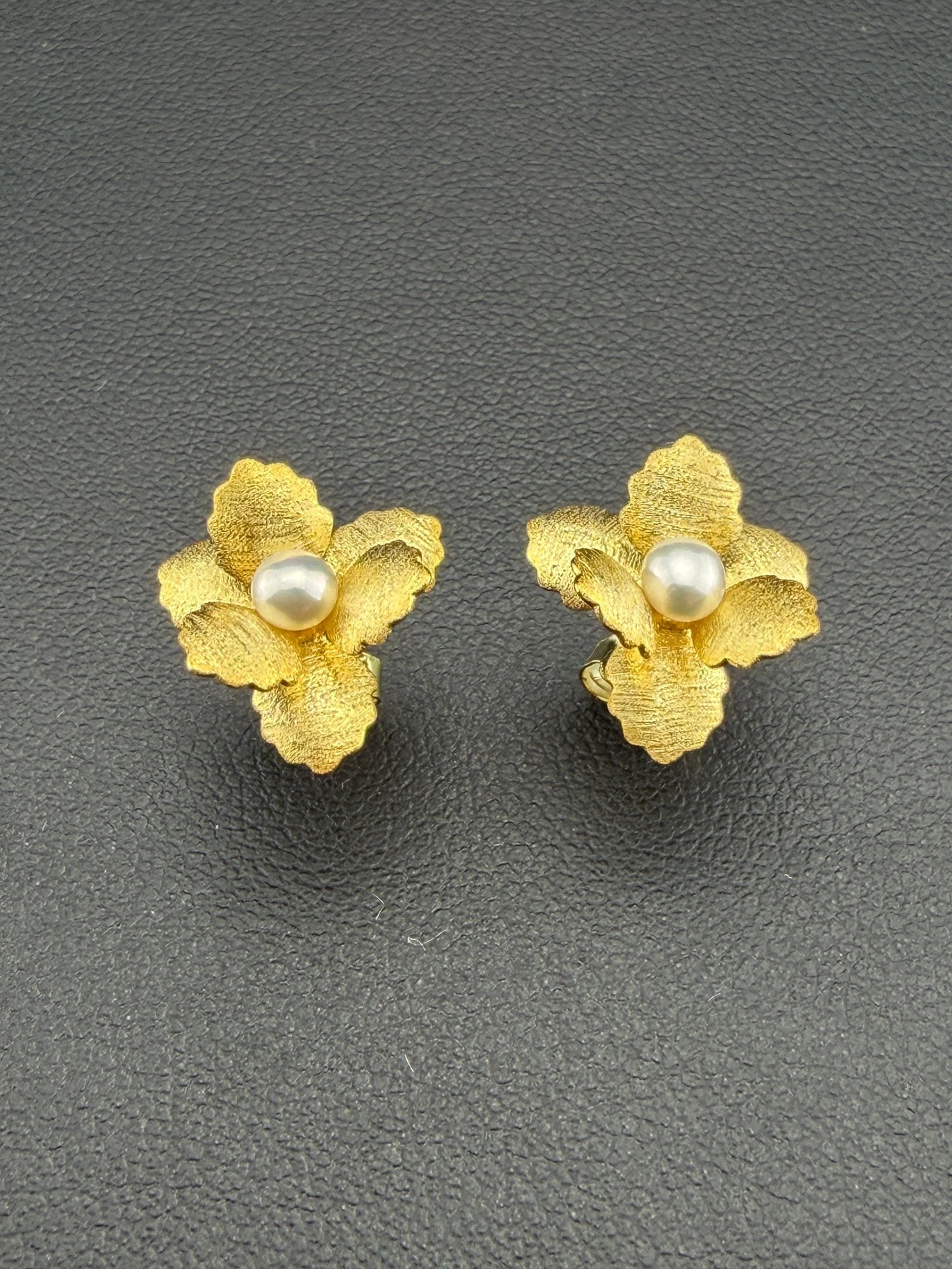 Pearl Stud Earrings Brand New Solid 925 Sterling Silver Stamped Gold Electroplated: Please refer to the title and photos for the item description and condition. If you have any questions, please do not hesitate to contact us before placing your bid.We offer combined in-house shipping
