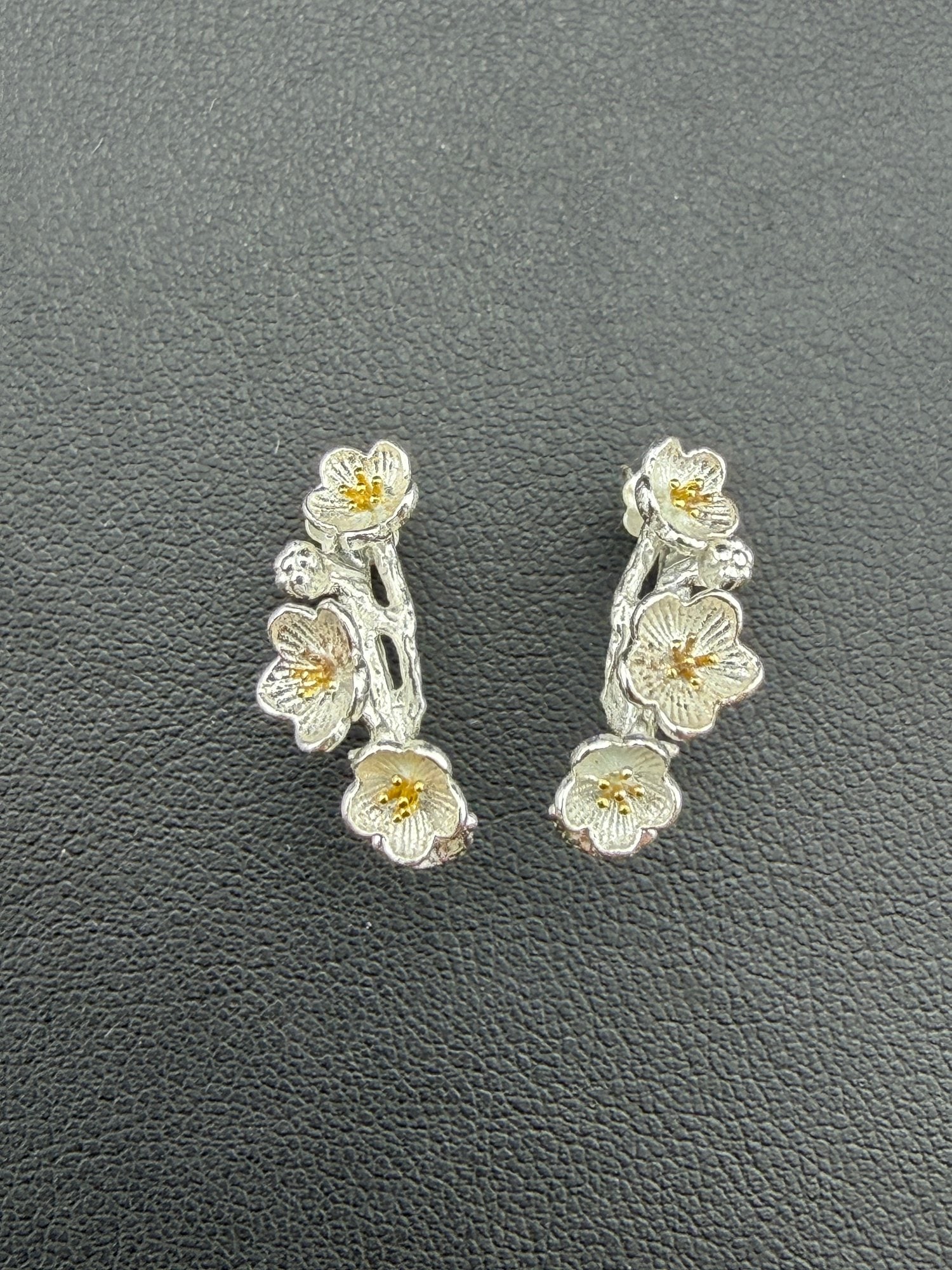 Stud Earrings Brand New Solid 925 Sterling Silver Stamped Gold Electroplated: Please refer to the title and photos for the item description and condition. If you have any questions, please do not hesitate to contact us before placing your bid.We offer combined in-house shipping