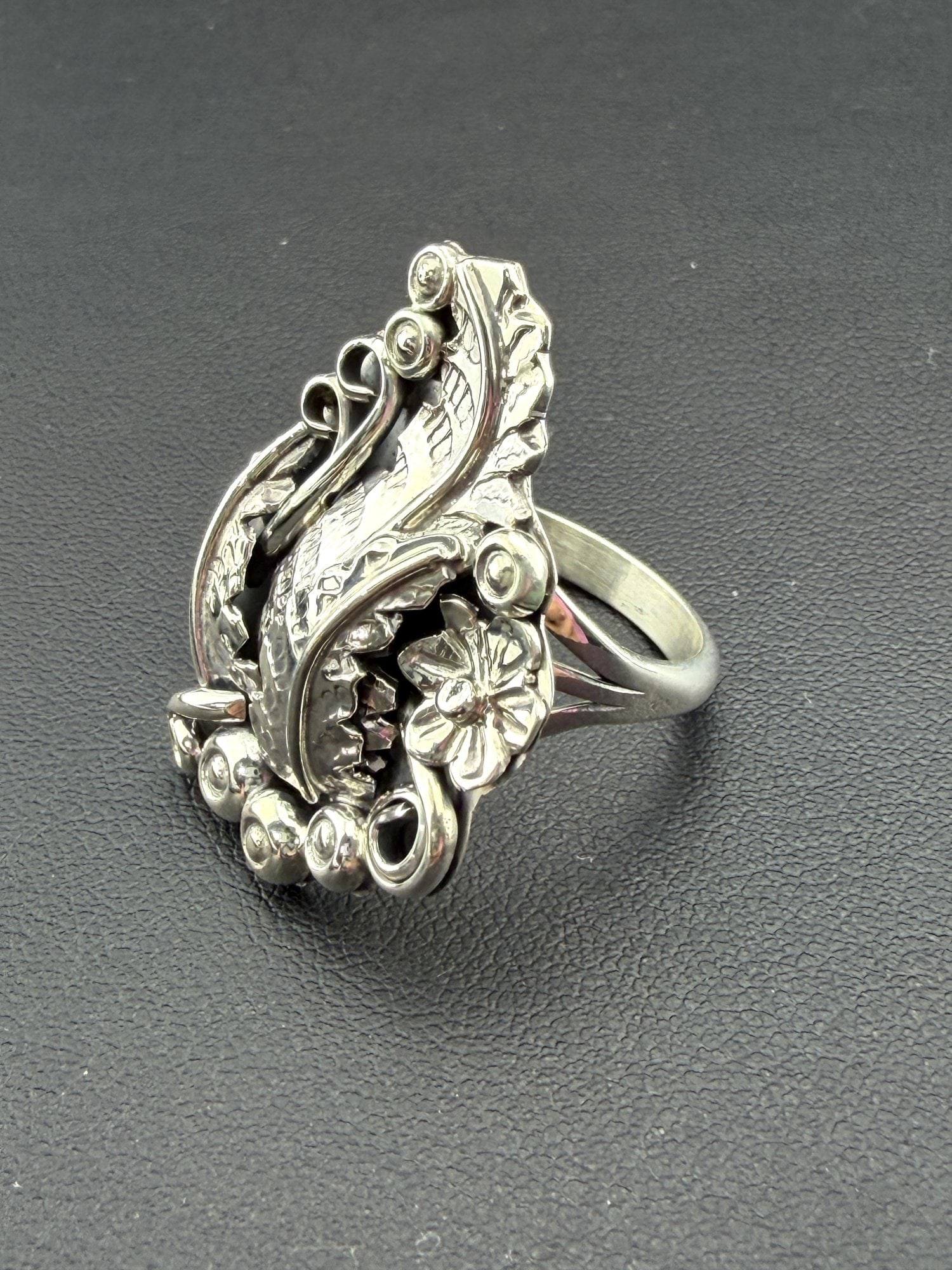 Collectable Signed Zuni Artist, Henry Yawakia HBY Designer 925 Sterling Silver Leaves Ring- Brand
