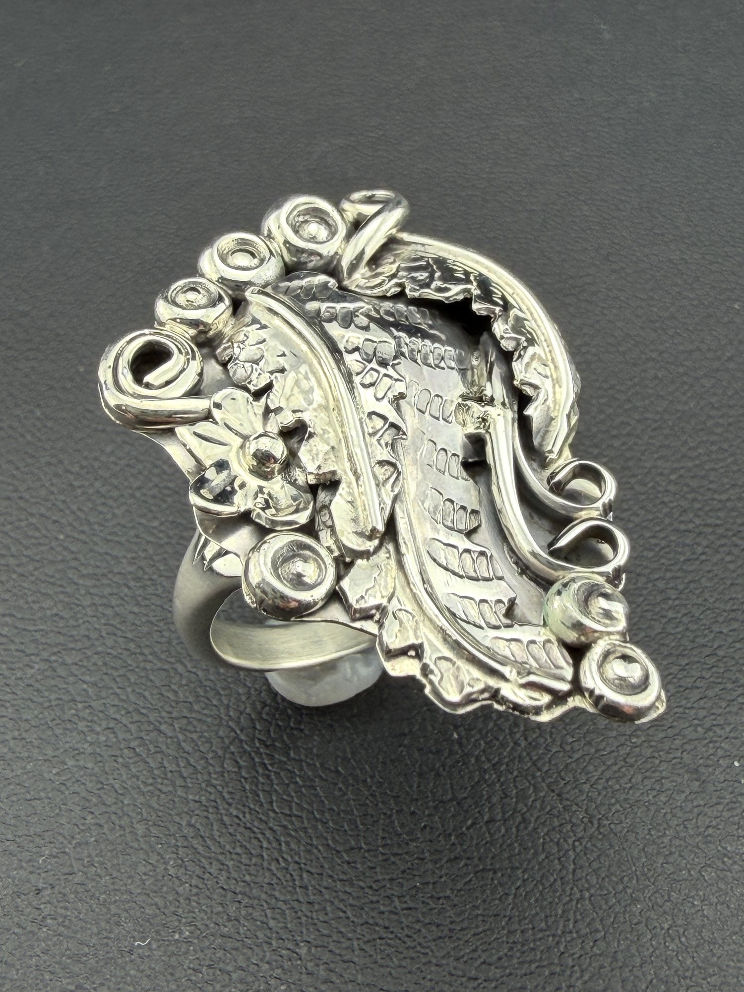 Collectable Signed Zuni Artist, Henry Yawakia HBY Designer 925 Sterling Silver Leaves Ring- Brand